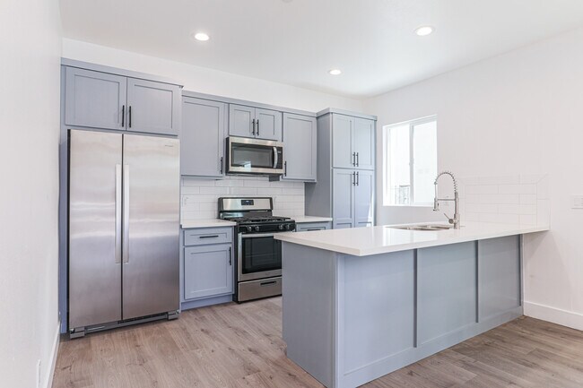 Building Photo - 1237 W 37th Plz