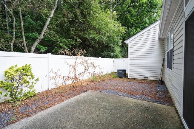 Building Photo - Room in House on Harmony Ct