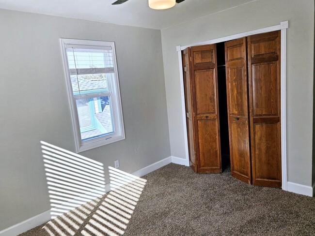 Building Photo - Beautiful 5 Bedroom Home Near the Cherry C...