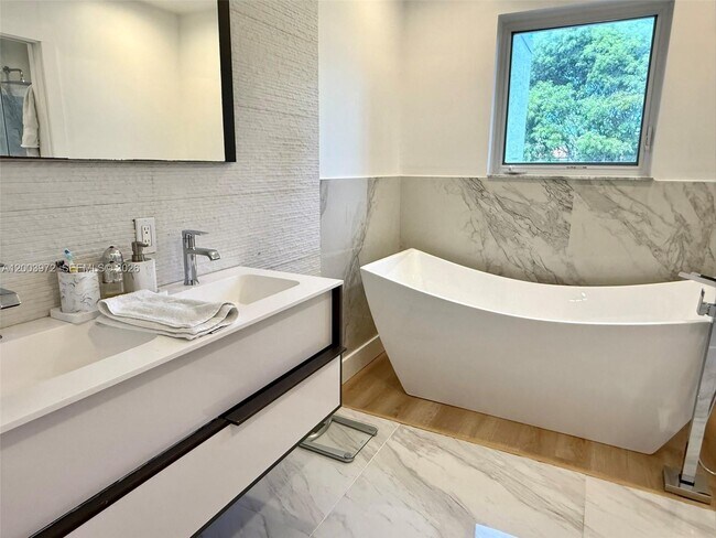 Building Photo - 6420 NW 109th Ave