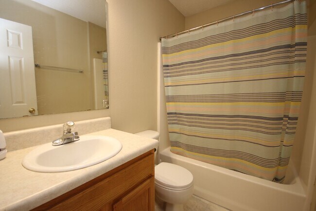 Building Photo - 3BR/2BA Home Near UWF – Wood-Look Flooring, Galley Kitchen, Pet Friendly!