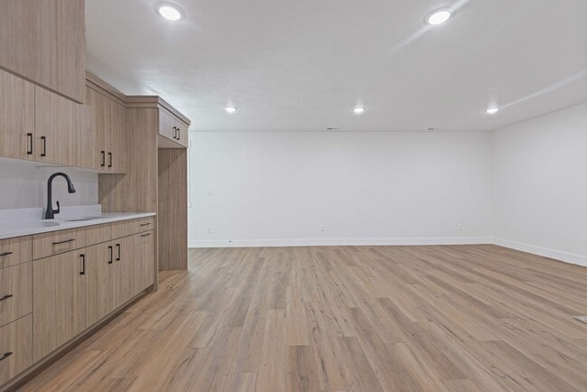 Building Photo - B524AG
