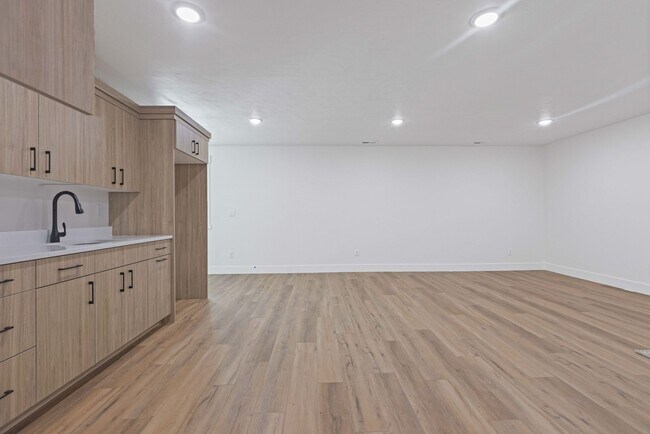 Building Photo - B532AG