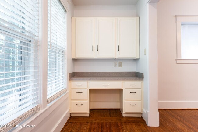 Building Photo - 1604 Edgeland Ave