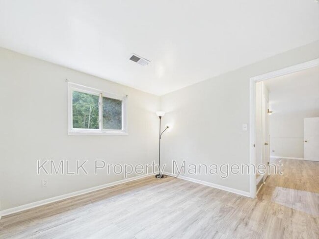 Building Photo - 1323 Hilton Dr