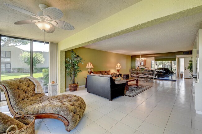 Building Photo - 5673 Fairway Park Dr