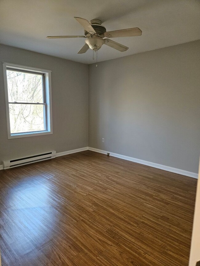 Building Photo - 2 Bedroom House Available November 10 2025