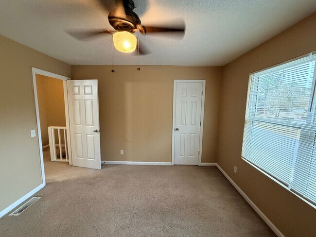 Building Photo - Nice Townhome Located in Adel