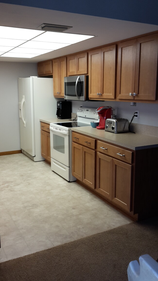 Kitchen, coffee maker, toaster(old fridge & floor)re - 47 Sea Island Dr N