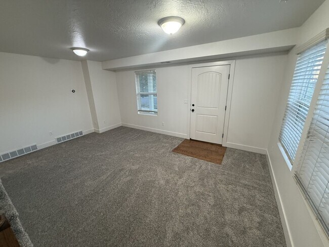 Building Photo - 1427 S Paddock Dr