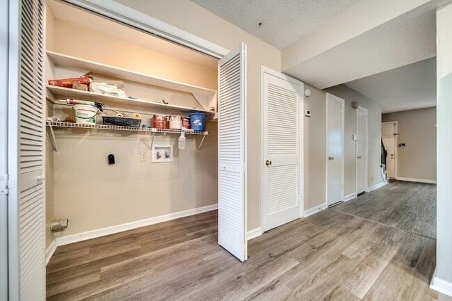 Building Photo - 219 Edgewood Dr
