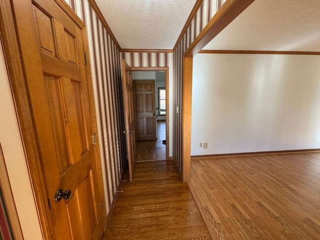 Building Photo - Available to Show