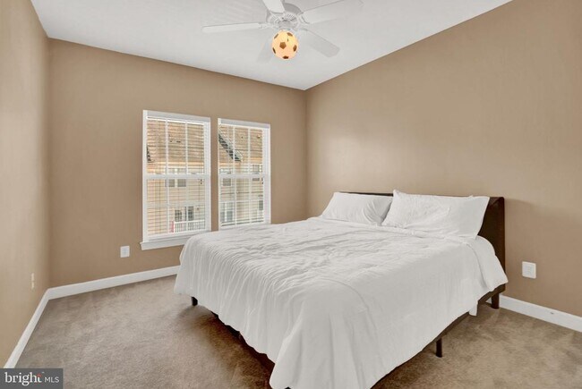 Building Photo - 2460 Eastbourne Dr