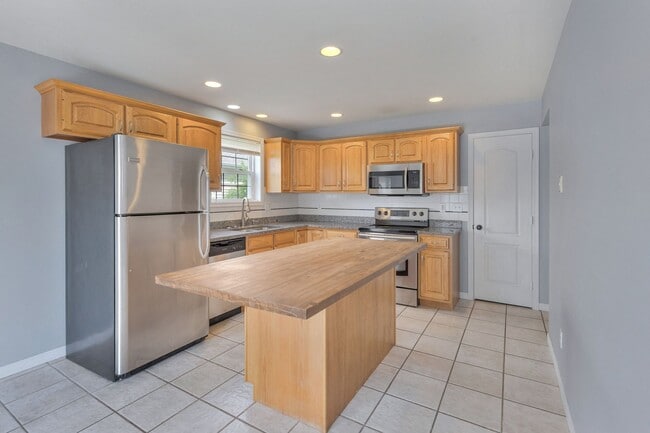 Building Photo - Turnberry Ridge – 3 Bedroom, 2.5 Bath Zero-Lot Home with 2-Car Garage