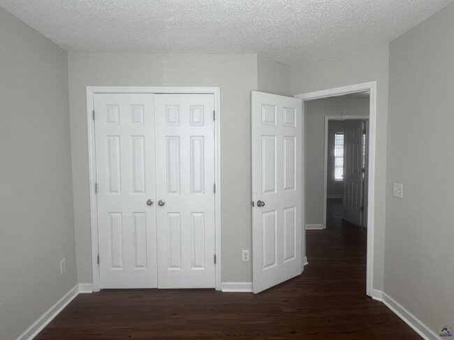 Building Photo - 401 Timberwind Dr