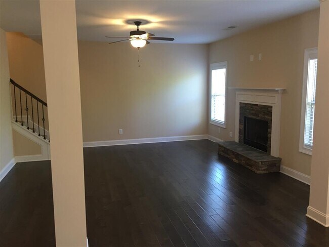 Building Photo - Prime 30265 location, swim/HOA community, ...