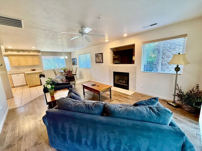 Building Photo - 1845 W Canyon View Dr