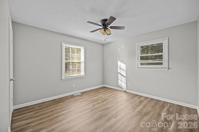 Building Photo - 4800 Maplecrest Dr
