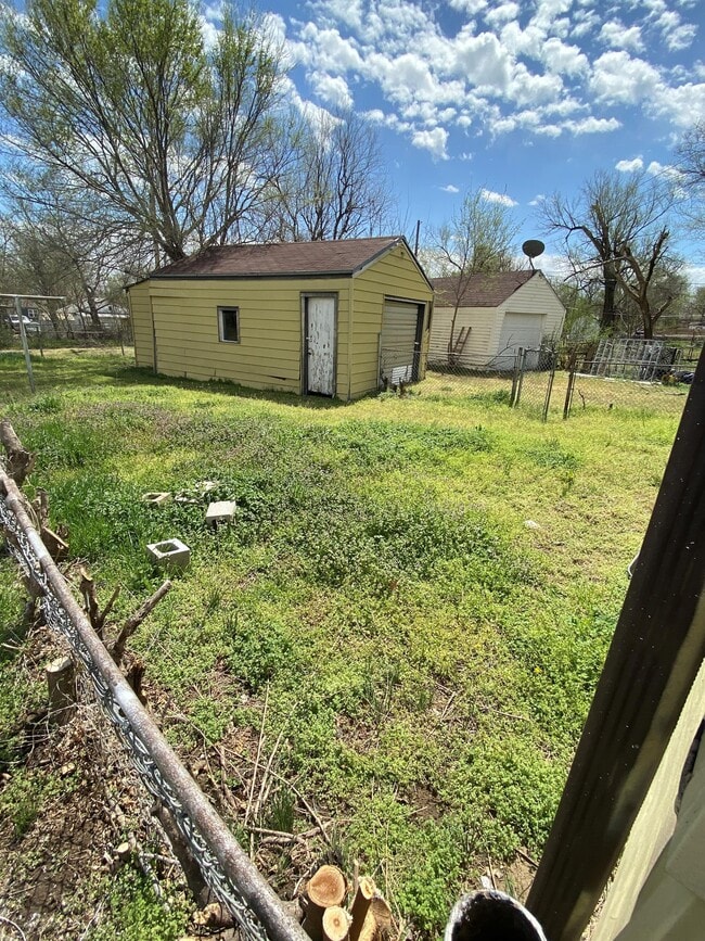 Building Photo - 1636 S Glenn Ave