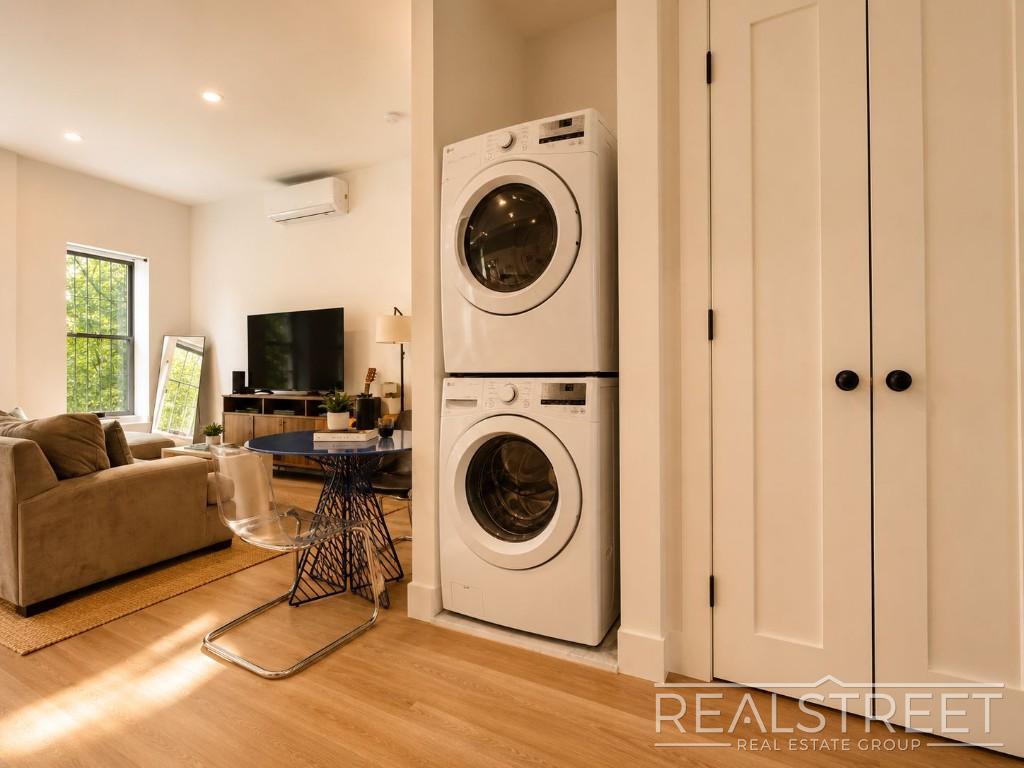 Building Photo - Top Floor 2 Bed in Renovated Brownstone with Washer/Dryer, Split AC & Tall Ceilings