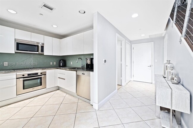 Building Photo - 1050 Brickell Ave