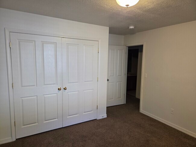 Building Photo - 212 Lyman Ln
