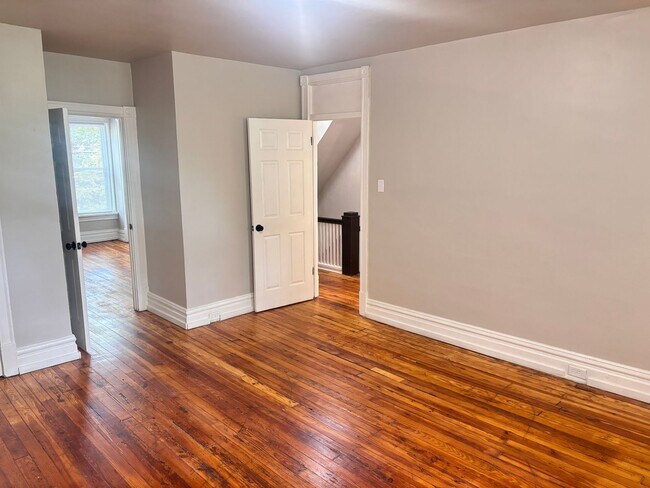 Building Photo - 4 Bedroom, 2 Full Baths Harrisburg House for Rent