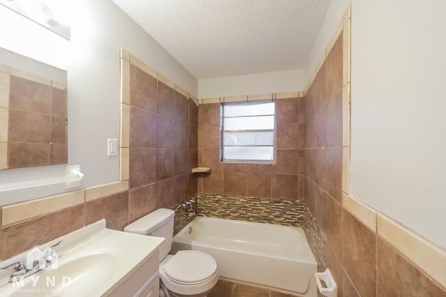 Building Photo - 3020 Normandy Dr