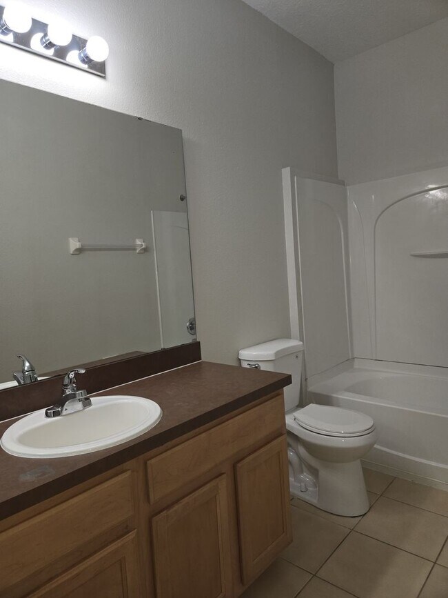 Building Photo - 3BD / 2.5BA Carriage Home