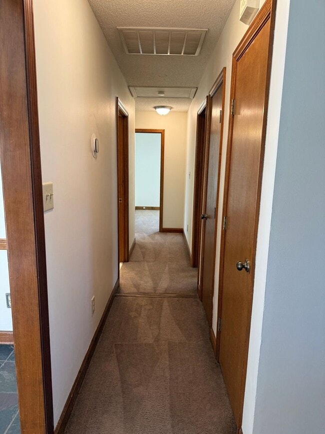 Building Photo - Nice 3 bedroom, 2 bath House