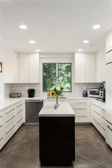 Building Photo - 3230 Tyrol Dr