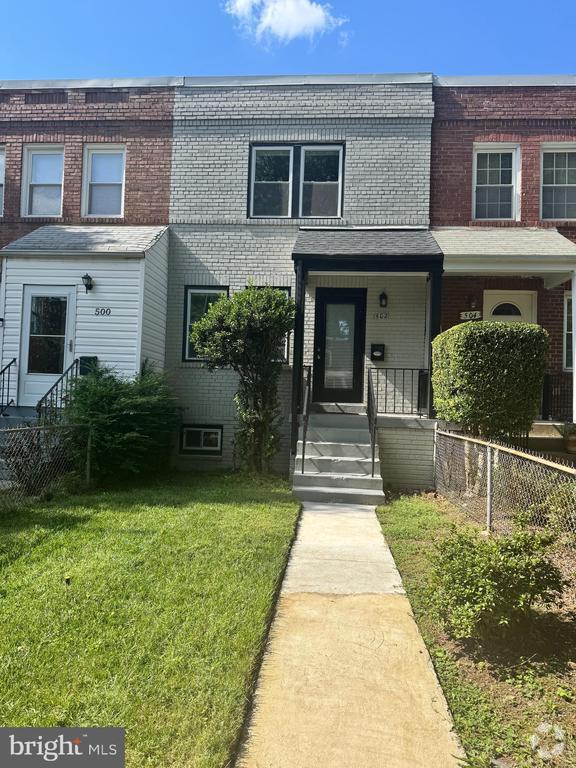 Building Photo - 502 E Nelson Ave
