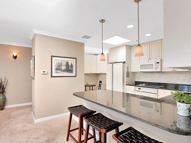 Building Photo - "Charming 2-Bed, 2-Bath Retreat in Northfield's Arbor Lane Oasis!"