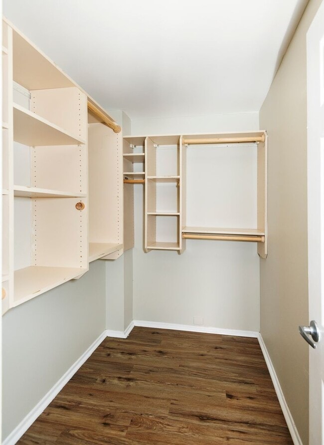 Building Photo - Lovely 3 Bedroom 2 Bathroom Home