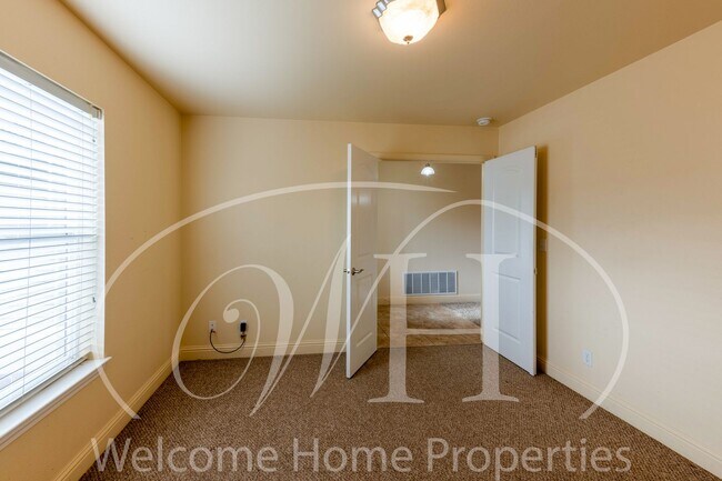 Building Photo - Spacious Home with Vaulted Ceilings