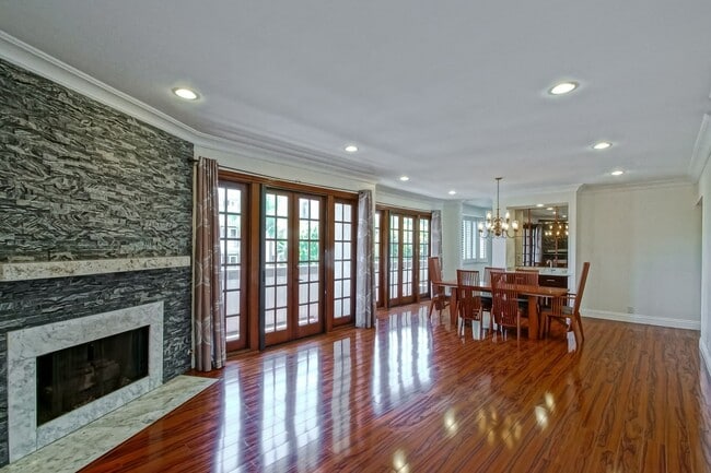 Building Photo - NICELY REMODELED, 2BR2.5BA, 1700 SQ FT CON...