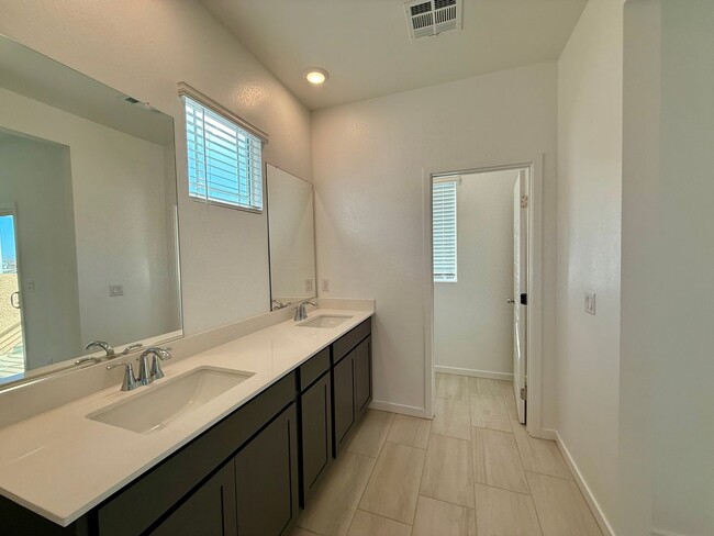 Building Photo - BRAND NEW 3 BED 2.5 BATH 2 CAR GARAGE SING...