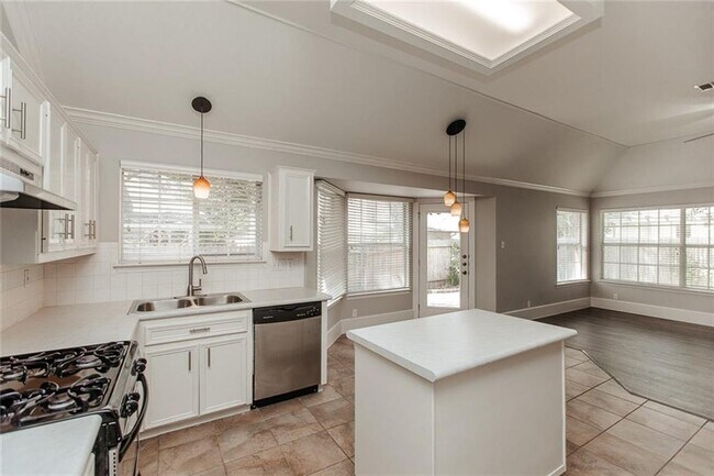 Building Photo - 17002 Hillside Dr