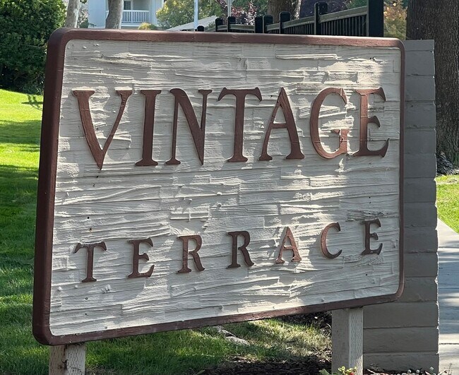 Building Photo - Stunning Pleasanton Vintage Terrace Townhouse! 2 bedrooms and 1.5 bathrooms! Sharp upgrades throu...