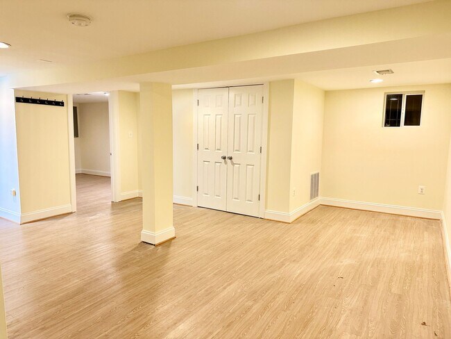 Building Photo - Detached 4 bed 3 bath. Pets Welcome!
