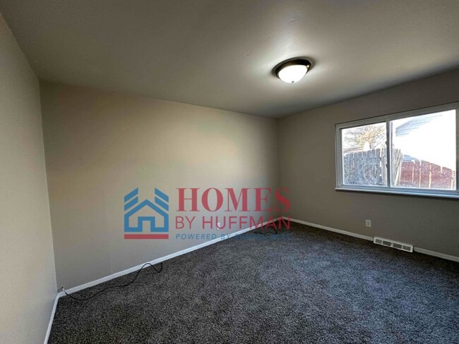 Building Photo - Three Bedroom House | Move In Ready