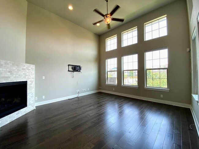 Building Photo - 5447 Valentia St