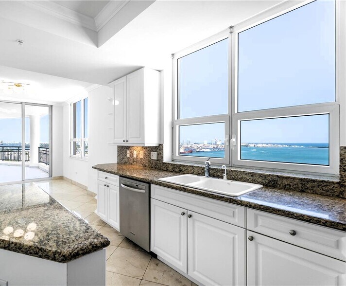 Building Photo - 848 Brickell Key Dr