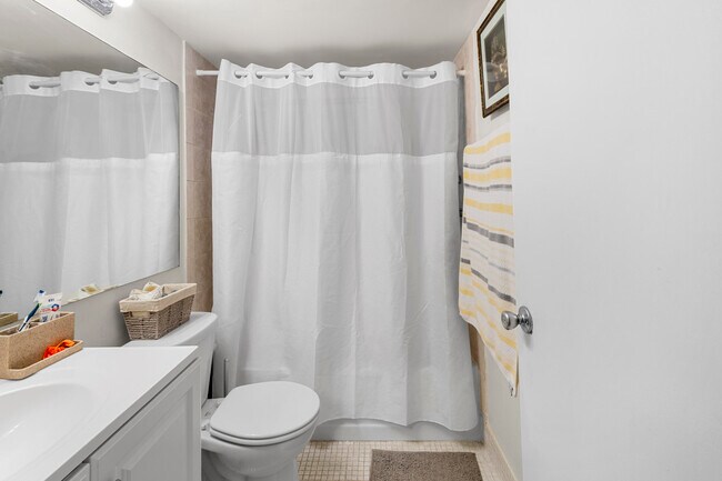 Building Photo - 505 Mansfield M