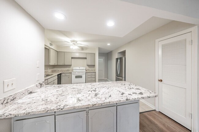 Building Photo - Prime Location in Overton West! Spacious D...