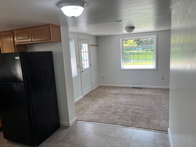 Liviing & Entrance - 7019 Church Hill Rd