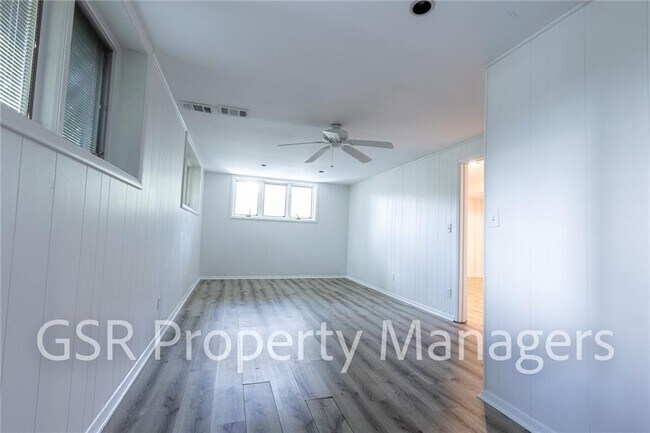 Building Photo - 2026 N Akin Dr NE