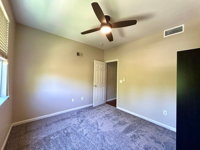 Building Photo - Beautiful 3 Bedroom Tri Level Townhome in ...