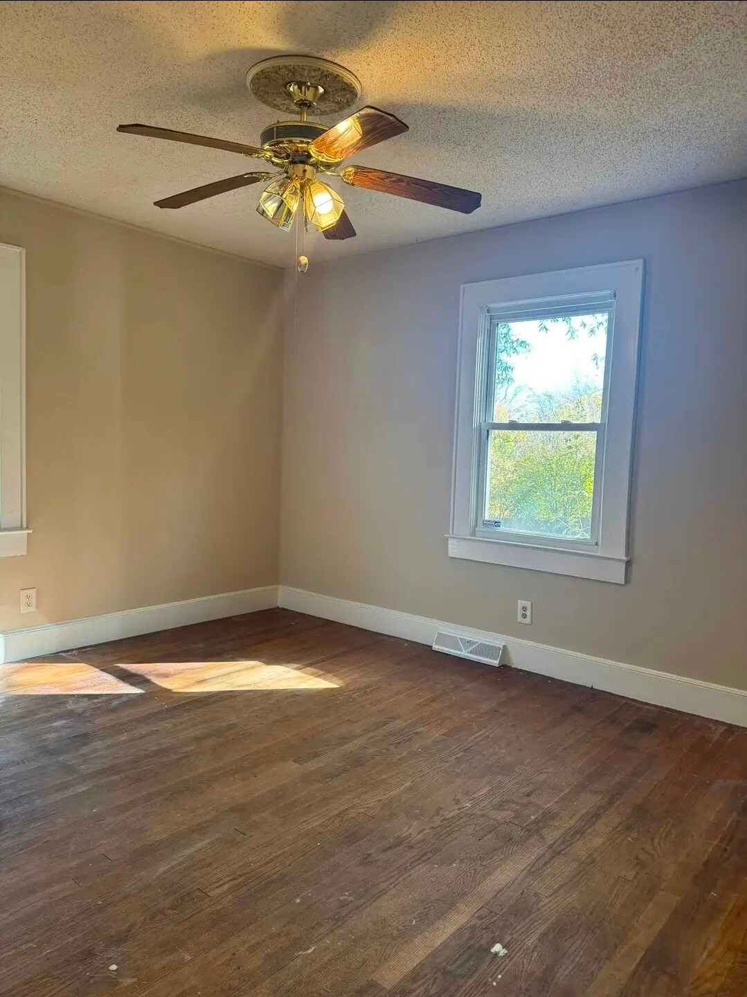 Building Photo - 305 Smith St