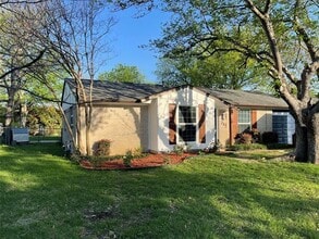 Building Photo - 712 SW Sunnybrook Dr